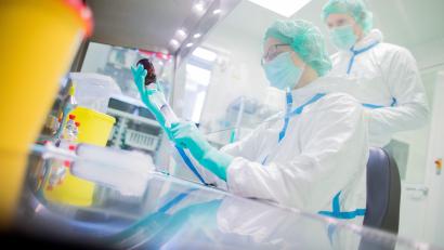 Symbolbild: Rolf Vennenbernd/dpa
Das Krebsmedikament, um das es geht, nennt sich "Keytruda" mit dem Wirkstoff Pembrolizumab. In anderen Ländern, insbesondere den USA, ist es seit Jahren zugelassen. Auch die AOK zahlt in anderen Bundesländern die Zusatztherapie zur Standardtherapie.