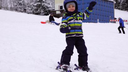 Bild: bkr
Egal, ob der Lift eingeschaltet wird oder nicht. Am Samstag waren kurz nach Mittag die ersten kleinen Brettlfans beim Kinderlift. Seine ersten Versuche auf Skiern machte dabei Emil. Mit seinen Eltern war er extra aus Grafenwöhr nach Immenreuth gekommen. Wie unser Bild zeigt, machte es ihm richtig Spaß.