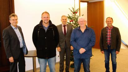 Bild: Fabian Polster/Landratsamt/exb
Personalchef Walter Brucker, Landrat Roland Grillmeier und stellvertretender Personalratsvorsitzender Richard Schiedeck bedankten sich für viele Jahre Dienst am Landratsamt. Von links: Walter Brucker, Markus Bauer, Roland Grillmeier, Thomas Wienerl und Richard Schiedeck (nicht mit im Bild: Gabriele Land).