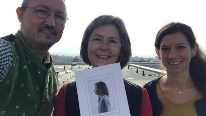 Bild: Markus Koller
Als Sekretärin am Kepler-Gymnasiums kennen sie Tausende Schüler. Doch Petra Anna Schiener (Mitte) ist auch Buchautorin. Beim Cover halfen ihr die beiden Kepler-Lehrer Markus Koller als Fotograf und Johanna Wutz als Model.