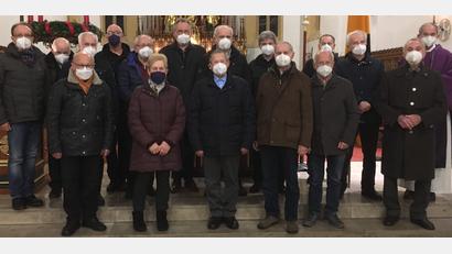 Bild: u
Die Kolpingsfamilie Hirschau ehrt 22 langjährige Mitglieder (hinten, von links): Hans Jürgen Schönberger, Gerhard Staudigl, Franz Dorfner, Siegfried Schorner, Karl-Heinz Knorr, Thomas Bösl, Karl Mader, Albert Meindl, Lothar Meier, Siegfried Waldhauser und Pfarrer Johann Hofmann; vorn (von links): Werner Huber, Lydia Wisgickl, Hermann Gebhard, Helmut Rösch, Xaver Böller und Heribert Fleischmann.