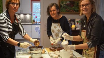 Bild: eib
Hand in Hand geht es bei Anne Gierlach, Kamila Spichtinger und Gabi Dlubal (v.l.n.r.) in der Lebkuchenmanufaktur