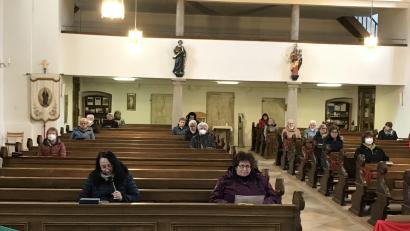 Bild: ak
Statt zur Adventfeier im Martinssaal trafen sich die Mitglieder des Katholischen Frauenbundes zur Adventandacht in der Pfarrkirche.