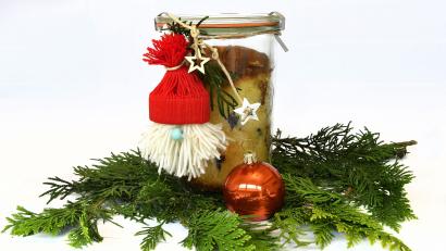 Bild: Petra Hartl
Eine schöne Geschenk-Idee: Den Kuchen im Glas aus unserem Backbuch nachbacken, mit einem Weihnachtswichtel-Anhänger verzieren und damit einen lieben Menschen überraschen.