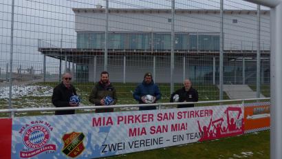 Bild: hme
Von weitem sichtbar ist die Bandenwerbung des Stammtisches des FC Bayernfanclubs "Mia san mia" in Pirk. Der Fanclub unterstützt neben den heimischen Fußballern auch Mädchen und Buben im Kinderheim Windischeschenbach.