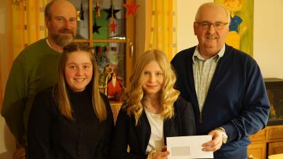Bild: Renate Kellner/exb
Hans Kellner, Sabine und Christina Beierl übergeben die Spende an Herbert Putzer (rechts) von der Kinderkrebshilfe.