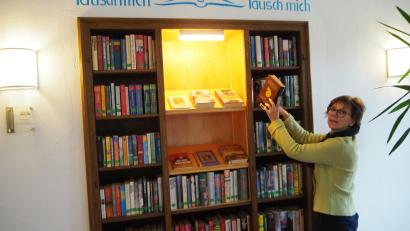 Bild: bl
Gut sortiert wartet der öffentliche Bücherschrank im Foyer des Bürgerhauses auf erste Tauschgeschäfte. Büchereileiterin Irmi Sittl kümmert sich um eine ansprechende Auswahl kostenloser Literatur.