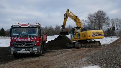 Bild: hmr
An der Baumeister-Emil-Engel-Straße gehen die Arbeiten auch nach dem Wintereinbruch weiter.