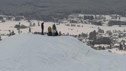 Bild: gis
An den Klausenliften ist die Eröffnung für diesen Freitag, 17. Dezember, geplant. Derzeit ist die Schneeauflage aber noch zu gering und für eine Beschneiung fehlen die erforderlichen Minusgrade.