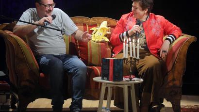 Bild: Wolfgang Steinbacher
Tinte und Terz, so heißt das Late-Night-Format mit Nora-Eugenie Gomringer, die Thomas Lang im Stadttheater zu Gast hatte.