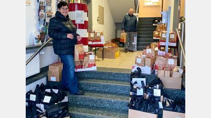 Bild: nza
Viele Weihnachtspäckchen hat die Gemeinde für ihre Senioren gepackt. Organisatorin und Seniorenbeauftragte Anneliese Krenkel und Dritter Bürgermeister Reinhard Naber freuen sich über die gelungene Aktion.