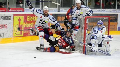 Bild: Roland Rappel
Die Blue Devils zogen am Sonntag beim Deggendorfer SC mit 2:4 den Kürzeren. Das Bild zeigt eine Szene vor dem Weidener Kasten mit (von links) Ralf Herbst, Adam Schusser und Goalie Jaroslav Hübl. Am Boden der Ex-Amberger Liam Blackburn.