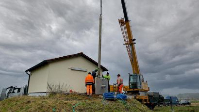 Bild: Tobias Reitmeier/exb 
Mitarbeiter einer Spezialfirma unterstützen das Team des Schwarzenfelder Wasserwerks bei der Montage der neuen Pumpe für Brunnen Nummer 4.