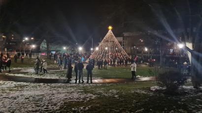 Bild: rw
Am Stadtpark in Erbendorf haben sich am Sonntagabend über 100 Personen zu einer "Mahnwache" versammelt.