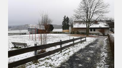 Bild: lnz
Auf dem früheren Spielplatz im Bereich „Auf der Hut“ in Pleußen soll eine Wohnbebauung ermöglicht werden. Der vorbeiführende geschotterte Fuß- und Radweg soll im Zuge der geplanten Bebauungsplanänderung befestigt werden, die Hauptzufahrt ist vom Siedlungsweg (rechts unten) her vorgesehen.