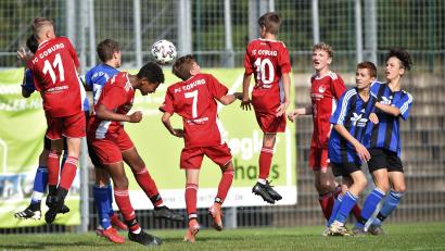Bild: A. Schwarzmeier
Die C-Junioren der SpVgg SV Weiden (blaue Trikots, beim 1:3 gegen den FC Coburg) haben die Bayernliga-Herbstrunde mit Platz acht abgeschlossen. "Die Jungs haben ihr Potenzial ausgeschöpft", ist NLZ-Leiter Klaus Rodler unterm Strich zufrieden.