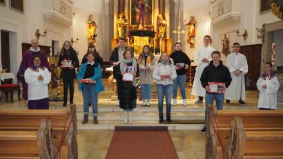 Bild: krb
Mit Geschenken und Urkunden verabschiedete die Pfarrei St. Georg in Neustadt langjährige Ministranten.