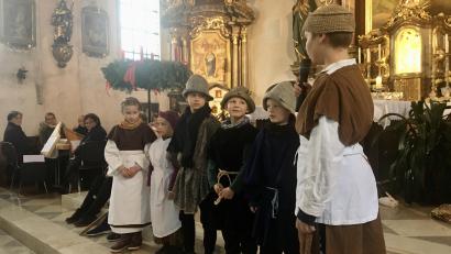 Bild: gri
Zwölf Kinder der Freudenberger Bauernbühne bei den Proben für das Krippenspiel.