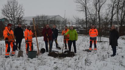 Bild: ak
Elisabeth Freiberger, Jan-Michael Fischer, Sabrina Freiberger, Zweiter Bürgermeister Rudi Heier, Paul Solata, Andreas Bayer, Bürgermeister Christian Porsch, Heiko Kettl und Christine Schmidt vom Landschaftspflegeverband (von links) pflanzten am Kirchenlaibacher Dorfweiher weitere Obstbäume.