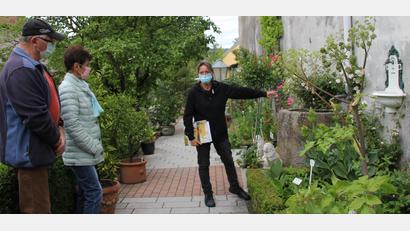 Bild: ads
Mit der Qualifizierung zur Gartengästeführerin "Gartenerlebnis Bayern" kann Gärtnermeisterin Tanja Götz (rechts) ab kommendem Jahr Erlebnisführungen durch den Schnaittenbacher Kräutergarten auf gehobenem Niveau anbieten.