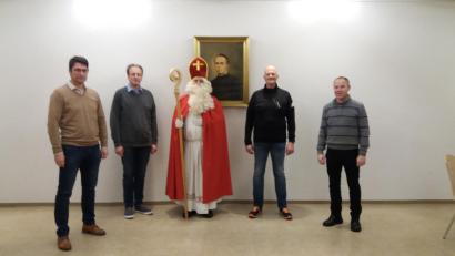 Bild: prh
Armin Aichinger, Wolfgang Huber, Martin Schmidberger, Oliver Völkl und Rainer Hetz (von links) waren für den Nikolausdienst der Kolpingsfamilie in 34 Neustädter Familien unterwegs.