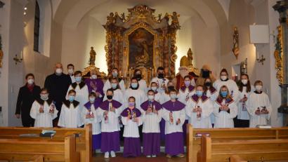 Bild: Johanna Baier
Die große Ministrantenschar mit Pfarrgemeinderatssprecherin Christa Dietl, Mesner Wolfgang Lößl und Pfarrer Eugen Wismeth (von links). Vorne in der Mitte die neuen Ministrantinnen Anna Höcherl und Lucie Griebl.