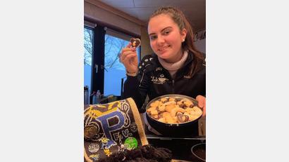 Bild: sne
Nele Hänisch von der Jugendgarde des PFV zeigt stolz ihre selbstgebackenen Plätzchen für das Alten- und Pflegeheim St. Josef.