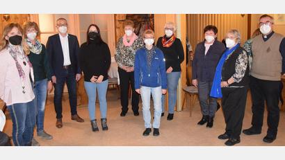 Bild: bö
Den letzten Akt bildet beim Katholischen Frauenbund Vilshofen die Verabschiedung des Vorstands (von links): Erika Müllner, Lisa Ehrnsperger, Bürgermeister Erwin Geitner, Doreen Wetzel, Regina Hottner, Yvonne Gramm, Roswitha Prössl, Brigitta Gräml, Kreisvorsitzende Irene Zeller und Pfarrer Slawomir Niemczewski.