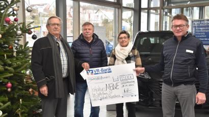 Bild: Andreas Royer
Übergabe des symbolischen Spendenschecks im Autohaus Auers mit (von links) MEINE-Vorsitzendem Manfred Lilla, Kurt Falk, Lisa Nerlich und Geschäftsführer Winfried Auers.