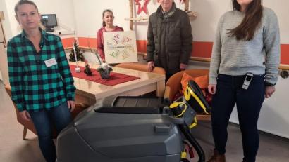 Bild: u
Nun hat es das Reinigungspersonal des Hirschauer BRK-Seniorenheims St. Barbara leichter, die rund 11 000 Quadratmeter Fußbodenflächen zu reinigen, denn Klaus Conrad spendierte eine Scheuersaugmaschine, Helmut Dolles gibt darüber hinaus ein Brettspiel (von links): stellvertretende Leiterin Magdalena Laby, Gerontotherapeutin Anita Dobmeier, Heimsprecher Rudi Wild und Hauswirtschaftsleiterin Ann-Kathrin Reichl.