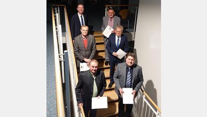 Bild: Landratsamt Bayreuth/exb
Der Mehlmeiseler Heribert Lehnert (vorne rechts) hat von Landrat Florian Wiedemann (hinten links) die Medaille für kommunale Verdienste in Bronze erhalten.