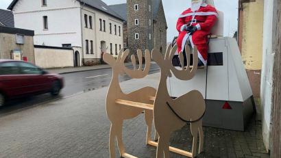 Bild: Lukas Weinberger/Medienhaus Aachen/dpa
Die umdekorierte Radarfalle. Unbekannte hatten das Arrangement in der Nacht zu Montag angebracht.