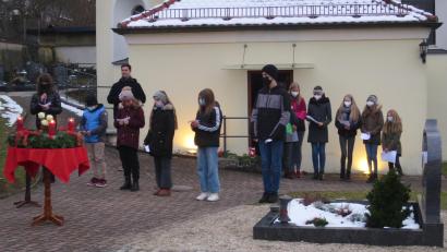 Bild: Christine Schwarz/exb
Eine Adventsandacht gestalten die Ministranten vor der Paulsdorfer Kirche.