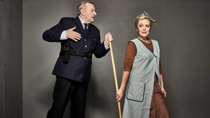 Bild: Anatol Kotte/exb 
April Hailer und Gerhard Gabers geben die Putzkraft Maria und den Nachtwächter Josef im Stadttheater.