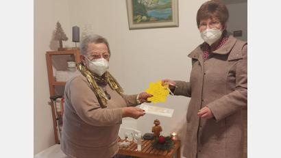 Bild: SPD Waldsassen/exb
Lia Zimmermann (links) bei der Übergabe der Spende an Gabi Kohl.