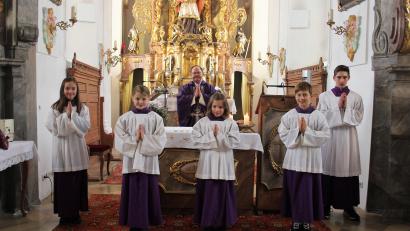 Bild: stg
Pfarrer Heribert Stretz (hinten) nahm Julia Stingl, Kathrin Lorenz und Johann Prechtl (Zweite, Vierte und Fünfter von links) in die Schar der Waldecker Ministranten auf.