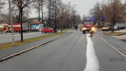 Bild: mde
Eine gute Menge an Bindemittel war notwendig, um die mit Öl verschmutzten Straßen in Kemnath am Montag wieder verkehrssicher zu machen.