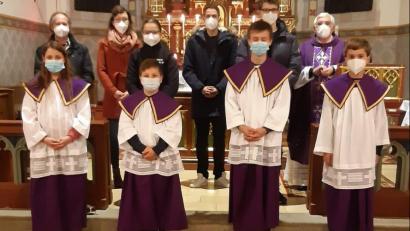 Bild: amö
Pfarrer Eugen Wismeth (hinten von rechts) verabschiedete Andreas Kramer, Josef Kramer und Astrid Krämer. Verena Kraus übernimmt weiter die Betreuung. Mit im Bild Mesner Günther Reger und die aktiven Ministranten Lina Schafbauer, Benjamin Götz, Lukas Schafbauer und Dominik Kramer (Robin Götz fehlt).