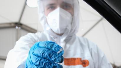 Symbolbild: Friso Gentsch/dpa
Im Landkreis Tirschenreuth gab es am Dienstag 20 positive Coronatests.