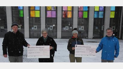 Bild: kro
Mit jeweils 1000 Euro unterstützt der BVS Reha-Sportverein Waldsassen die Aktion Feuerkinder und die Stiftland-Sternenkinder. Unser Bild zeigt bei der Scheckübergabe von links, Engelbert Franz, Dr. Annemarie Schraml, Beatrix Kempf und Robert Zinnecker.