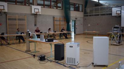 Bild: bnr
Verschiedene Luftreinigungsgeräte standen in der Stadtratssitzung zur Auswahl. Die Wirkung solcher Geräte ist sehr umstritten.
