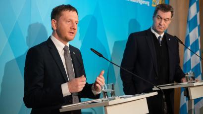 Symbolbild:  Nicolas Armer/dpa
Vor zwei Jahren traten sie noch gemeinsam vor die Presse: Der bayerische Ministerpräsident Markus Söder (CSU, rechts) und der sächsische Ministerpräsident Michael Kretschmer (CDU). Wegen der Corona-Regeln geht dies derzeit nicht.