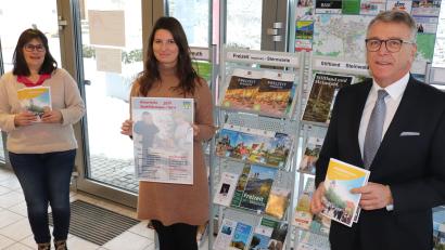Bild: Stadt Tirschenreuth/exb
Bürgermeister Franz Stahl, Tourist-Info-Leiterin Stefanie Süß und Tourist-Info-Mitarbeiterin Petra Römer (von rechts) bei der Vorstellung des Gästeführerprogramms 2022.