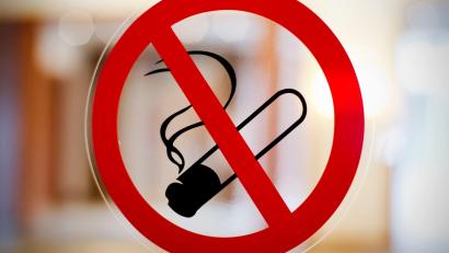 Symbolbild: Jan-Philipp Strobel/dpa
Wer unter 14 Jahre ist, soll in Neuseeland bald nie mehr legal an eine Zigarette kommen.