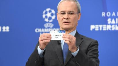 Bild: Richard Juilliart/dpa
Giorgio Marchetti, stellvertretender Generalsekretär der Uefa, zeigt das Los mit dem Namen RB Salzburg. Die Auslosung des Achtelfinals der Champions League mit dem FC Bayern München wurde am Montag wiederholt. Bei der Ziehung der Lose habe es mehrere technische Pannen gegeben, teilte die Europäische Fußball-Union mit.