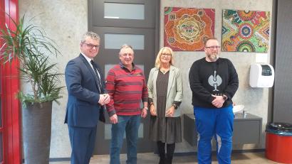 Bild: Mittelschule Neunburg/exb
Schulverbandsvorsitzender Martin Birner (links) und Rektorin Irene Träxler verabschiedeten Ferdinand Duscher (Zweiter von links). Sie hießen zugleich seinen Nachfolger Harald Ackermann (rechts) willkommen.