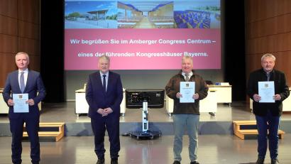 Bild: Wolfgang Steinbacher
Landrat Richard Reisinger (Zweiter von links) gratulierte Harald Schwartz (CSU, links) sowie (von rechts) Günther Cermak (SPD) und Markus Dollacker (CSU) zu ihrer 25-jährigen Zugehörigkeit zum Kreistag.