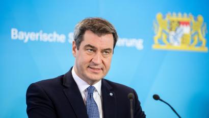 Symbolbild: Matthias Balk/dpa
Ministerpräsident Markus Söder (CSU) spricht auf einer Pressekonferenz zur Corona-Regeln.