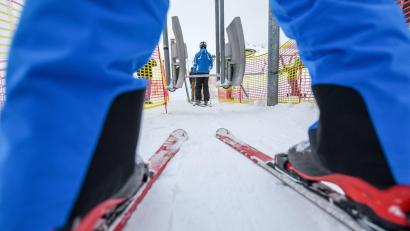 Symbolbild: Patrick Seeger
Ein Skifahrer wartet vor einem Lift. In Bayern gilt 2G in Skilifts und Seilbahnen. Ausnahmen gibt es für ungeimpfte minderjährige Schüler, die in der Schule regelmäßig getestet werden.