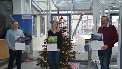 Bild: ak
Bürgermeister Christian Porsch, Gina Fuchs und Zweiter Bürgermeister Rudi Heier (von links) stellten den ersten Jahreskalender mit Motiven aus der Kommune vor.